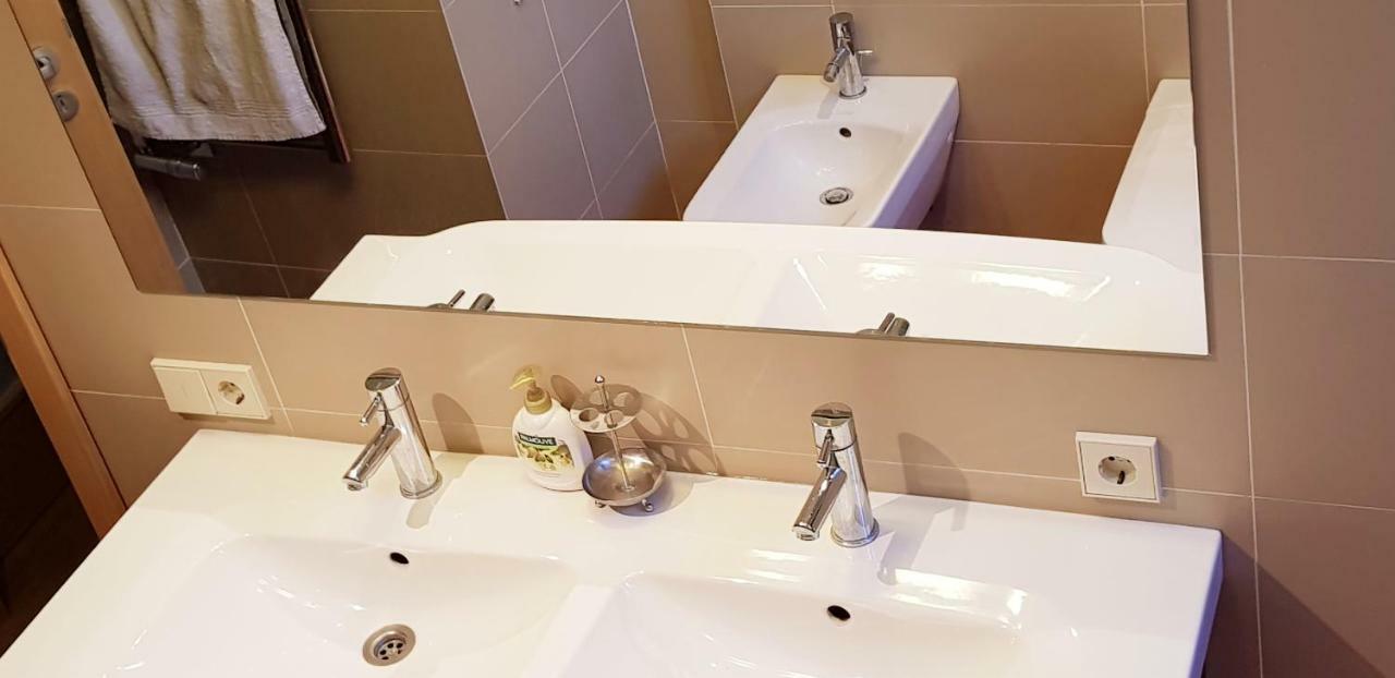 Exceptional Uzupis Bridge 3 Bedroom Apartment Vilnius Luaran gambar