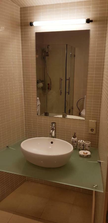 Exceptional Uzupis Bridge 3 Bedroom Apartment Vilnius Luaran gambar